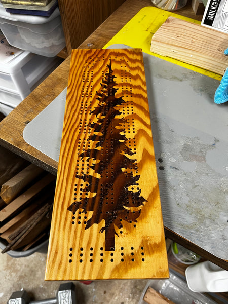 Wood cribbage board with design