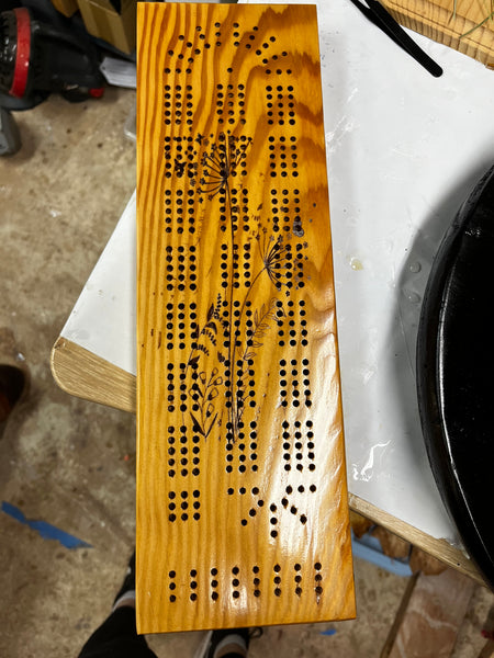 Wood cribbage board with design